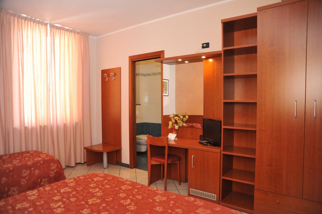 Hotel Stazione ليفورنو المظهر الخارجي الصورة