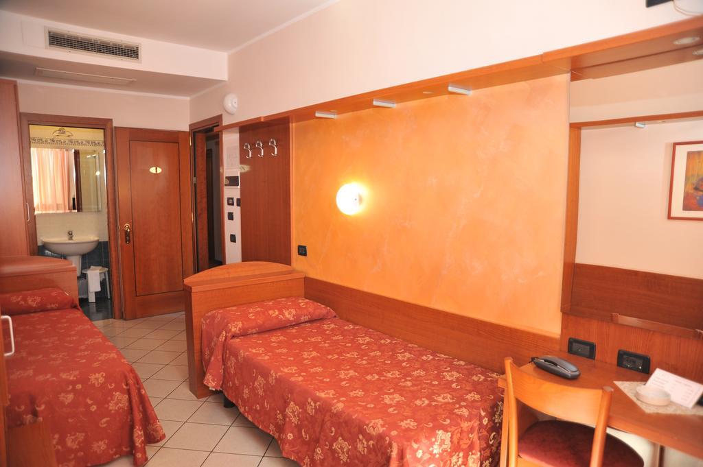 Hotel Stazione ليفورنو المظهر الخارجي الصورة