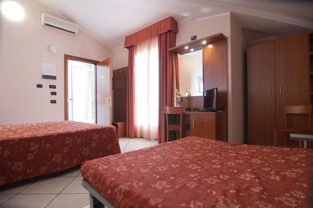 Hotel Stazione ليفورنو المظهر الخارجي الصورة