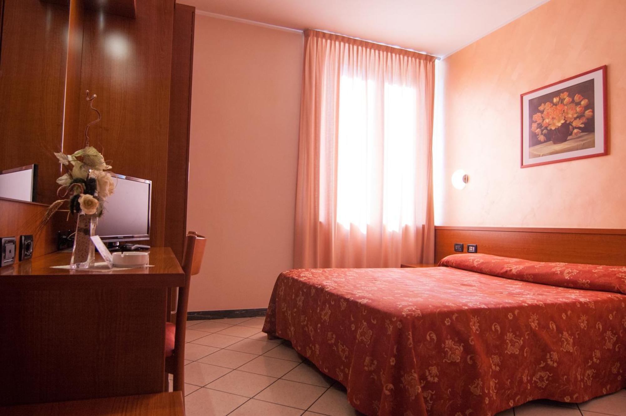 Hotel Stazione ليفورنو الغرفة الصورة