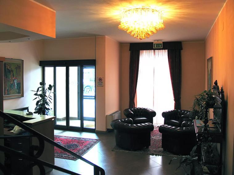 Hotel Stazione ليفورنو المظهر الخارجي الصورة