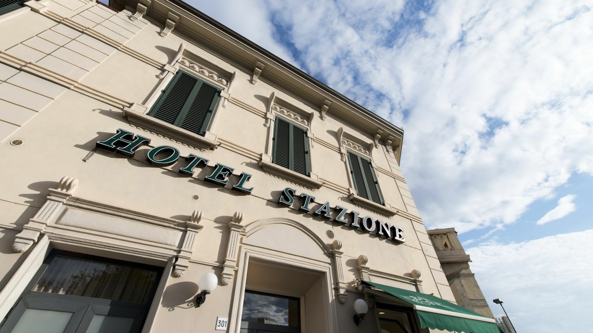 Hotel Stazione ليفورنو المظهر الخارجي الصورة